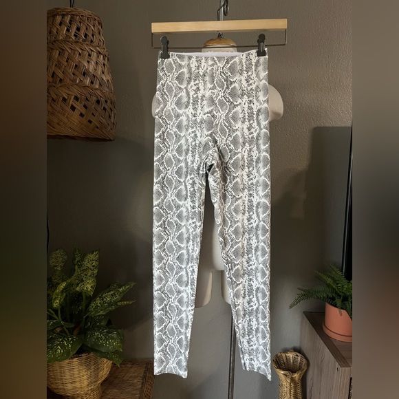 ☑️Commando Faux Leather Perfect Leggings White Snake Animal M - Picture 6 of 10